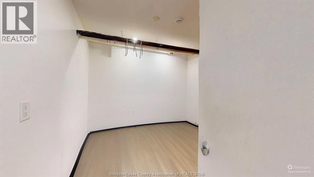 5534 WYANDOTTE STREET EAST Image 17