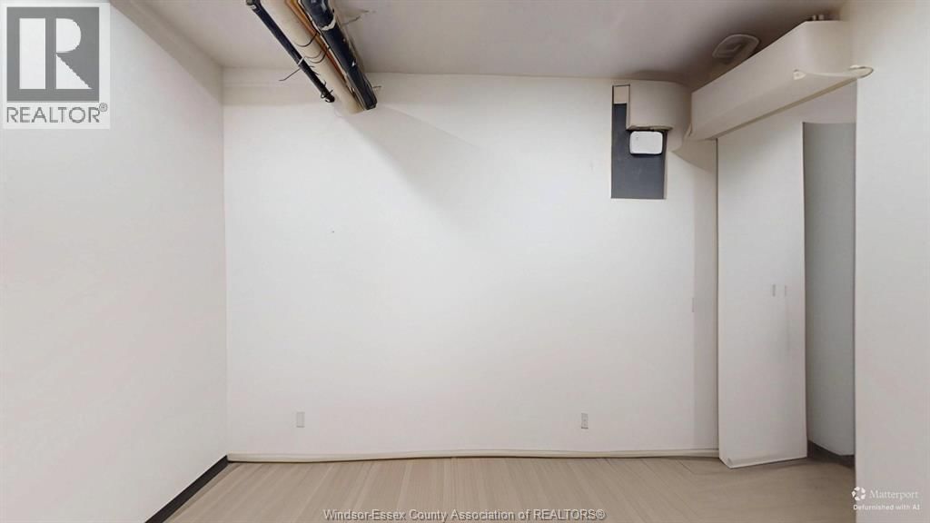 5534 WYANDOTTE STREET EAST Image 18