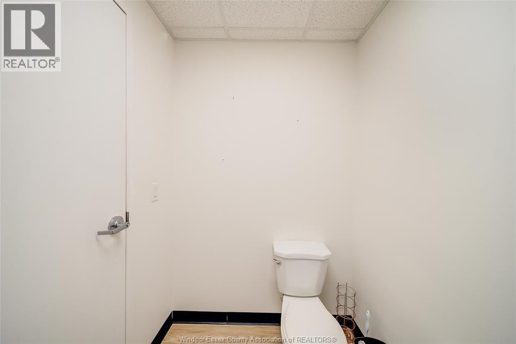 5534 WYANDOTTE STREET EAST Image 20