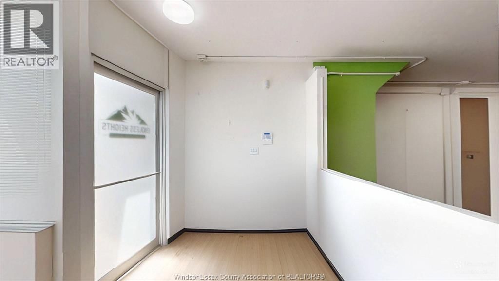 5534 WYANDOTTE STREET EAST Image 4