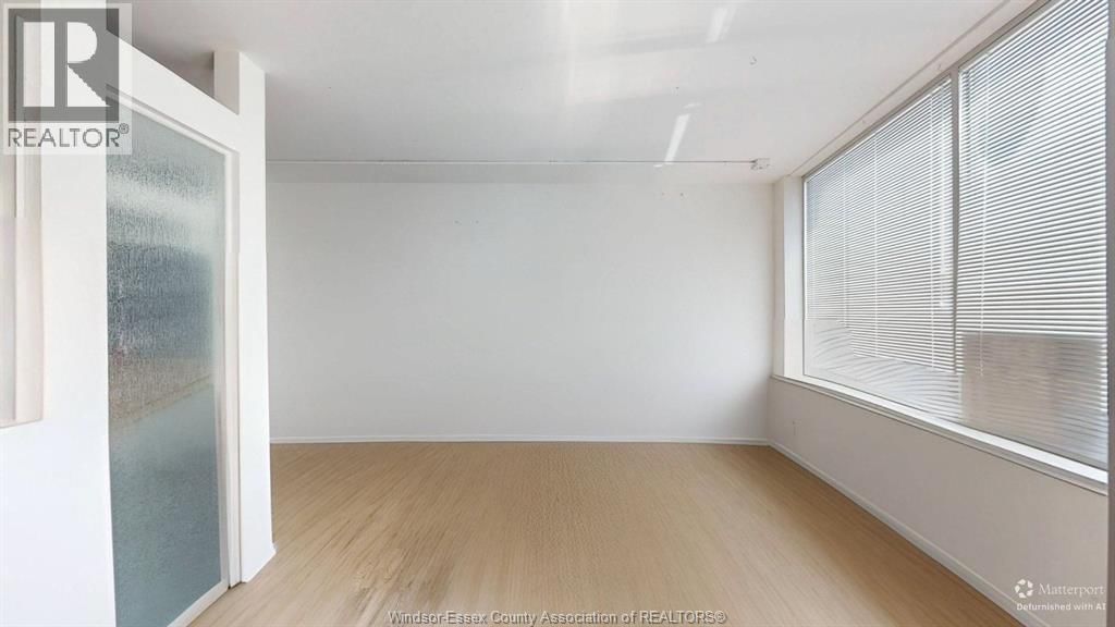 5534 WYANDOTTE STREET EAST Image 5