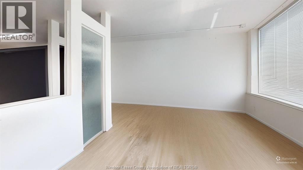 5534 WYANDOTTE STREET EAST Image 6