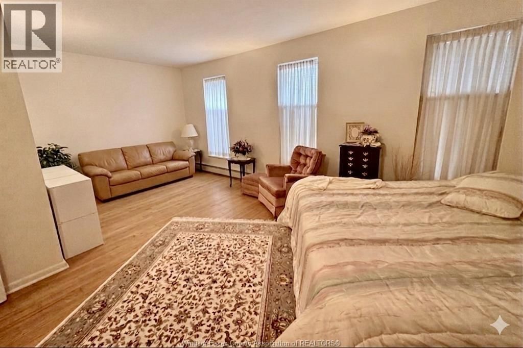 4470 RIVERSIDE DRIVE Image 19