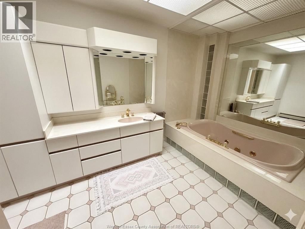 4470 RIVERSIDE DRIVE Image 21