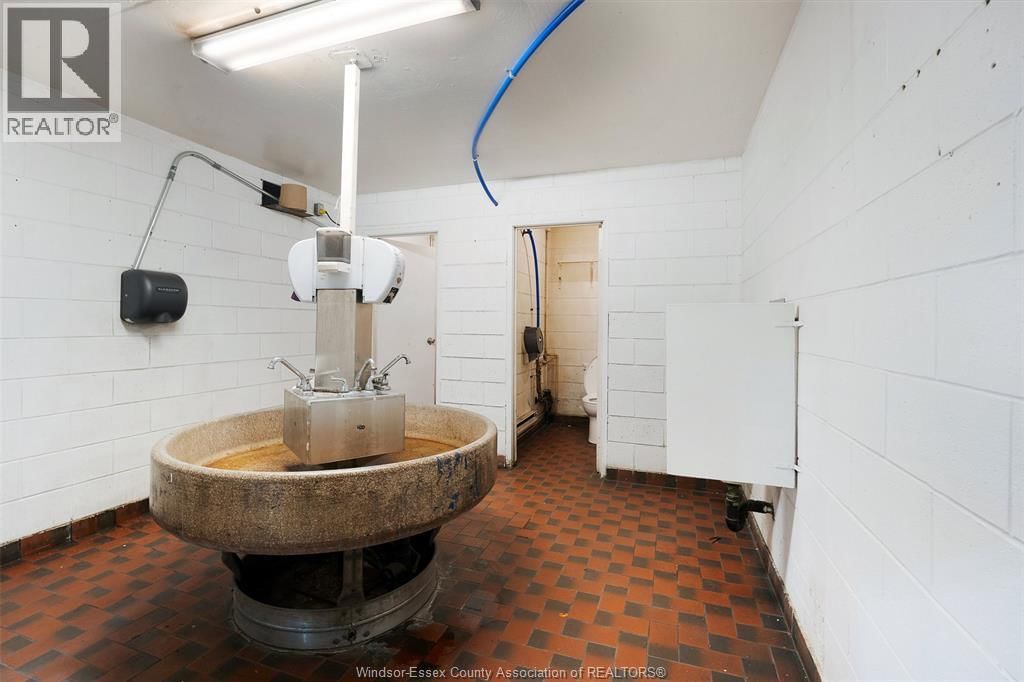 1720 NORTH TALBOT ROAD Image 12