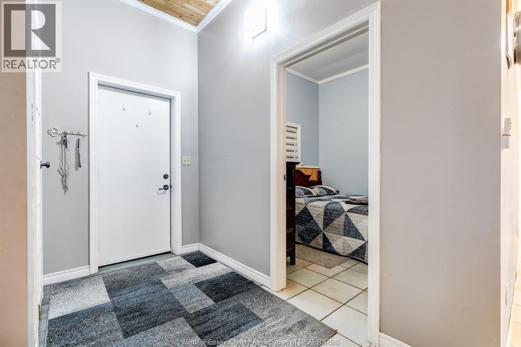 402 OAK STREET EAST Image 10