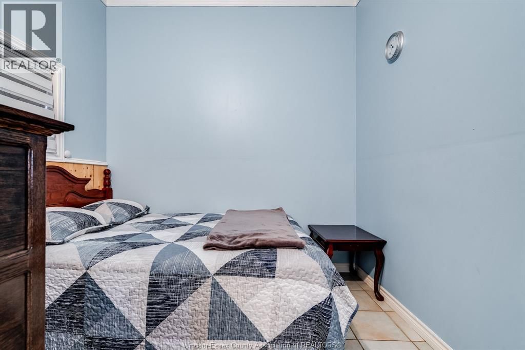 402 OAK STREET EAST Image 11