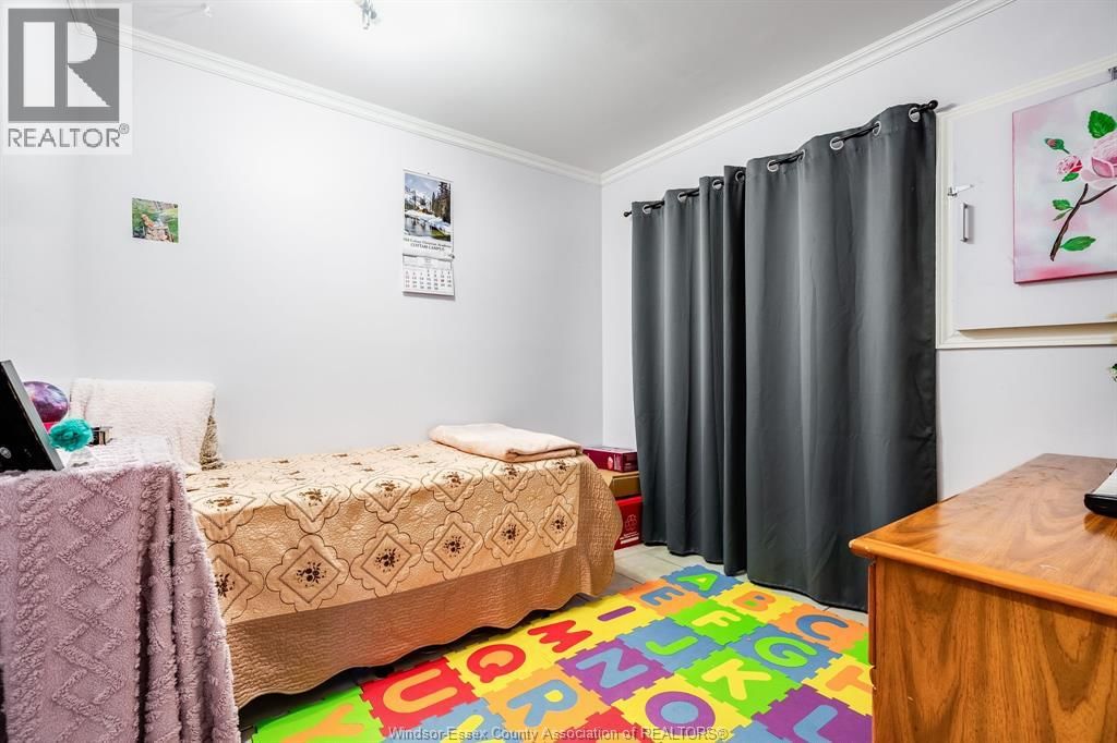 402 OAK STREET EAST Image 13