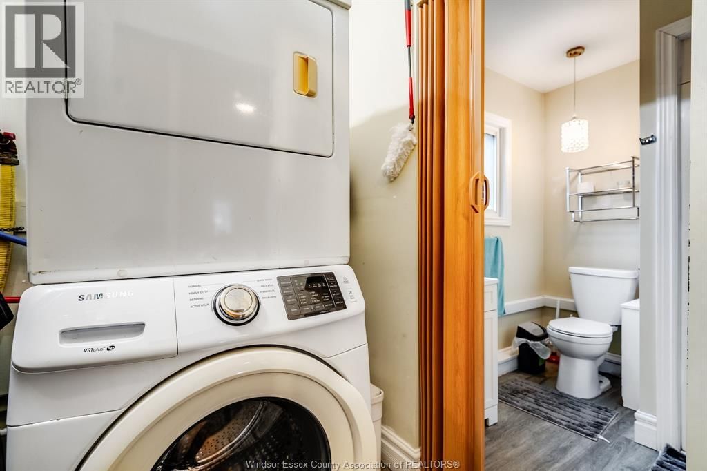 402 OAK STREET EAST Image 17