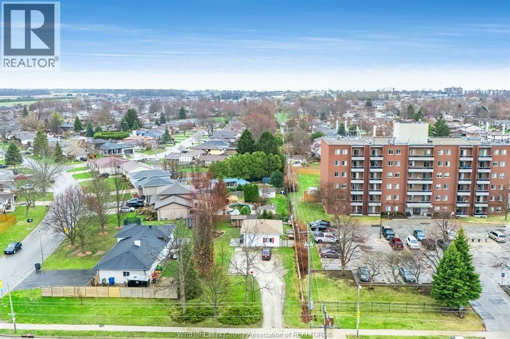 402 OAK STREET EAST Image 27