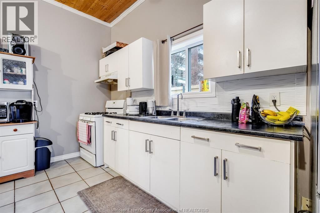 402 OAK STREET EAST Image 5