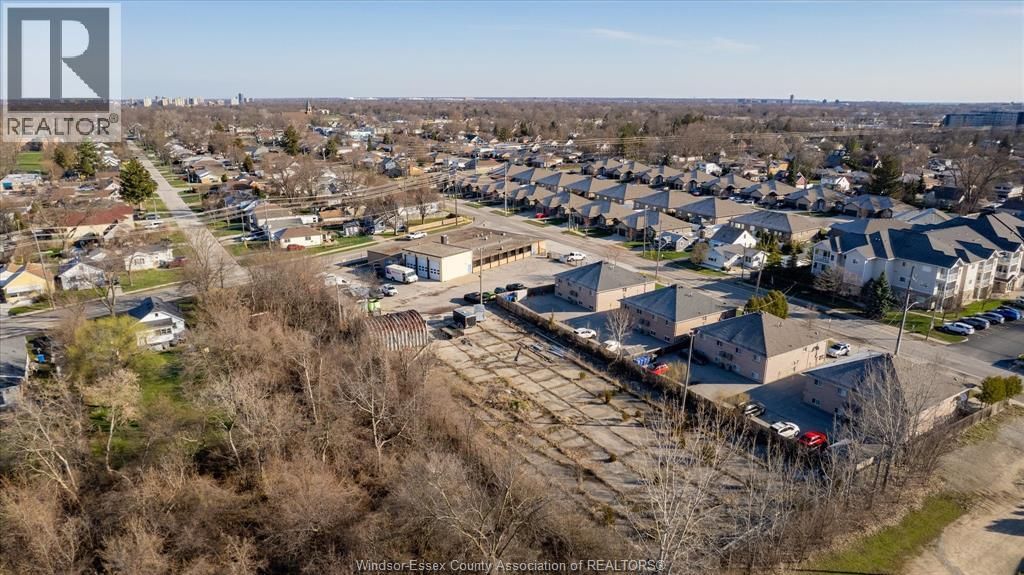 2545 PILLETTE ROAD Image 17