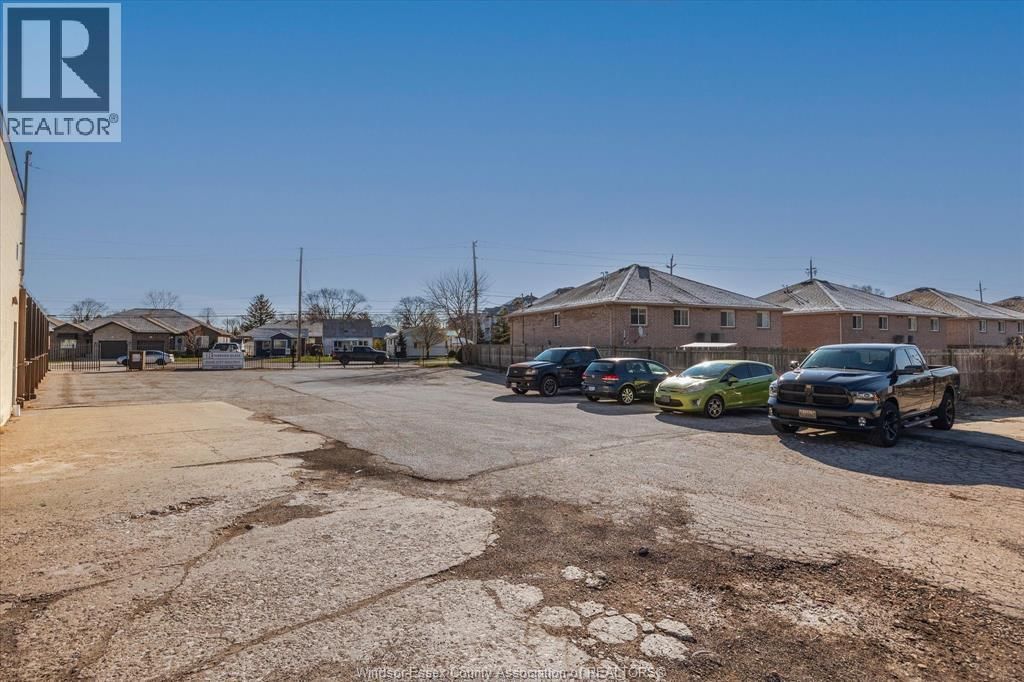 2545 PILLETTE ROAD Image 7