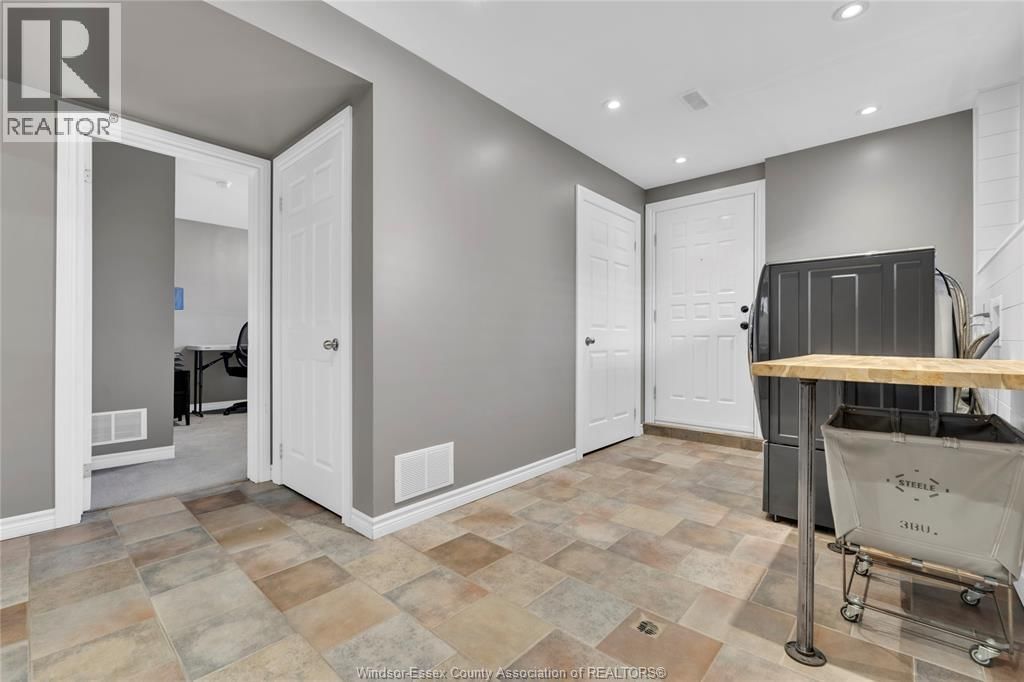 1832 VICKY CIRCLE Image 24