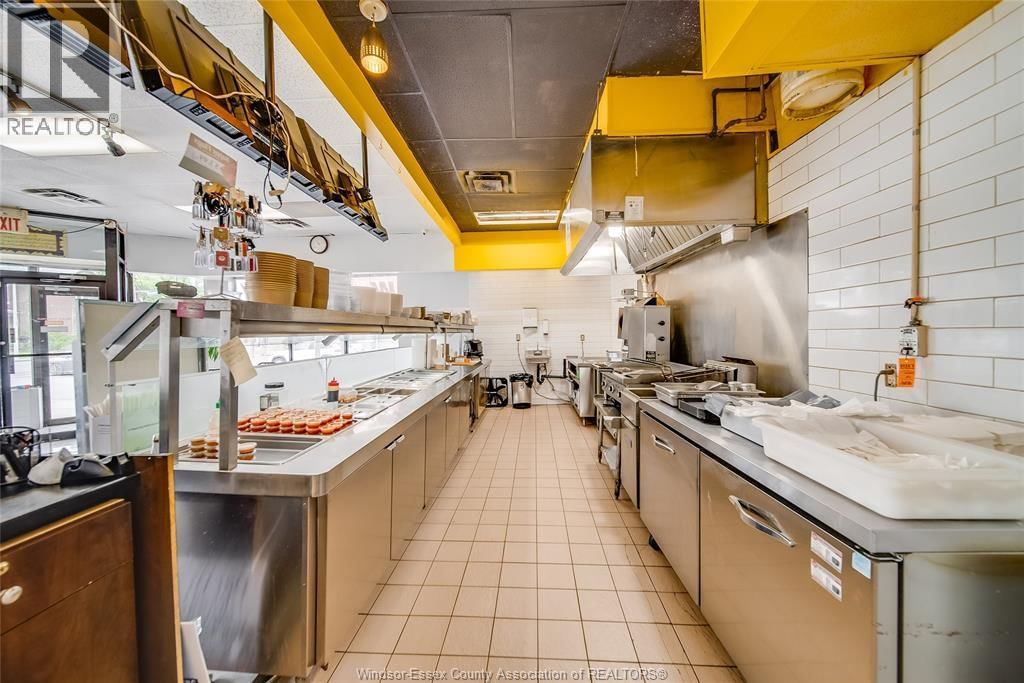 1705 WYANDOTTE STREET WEST Image 12