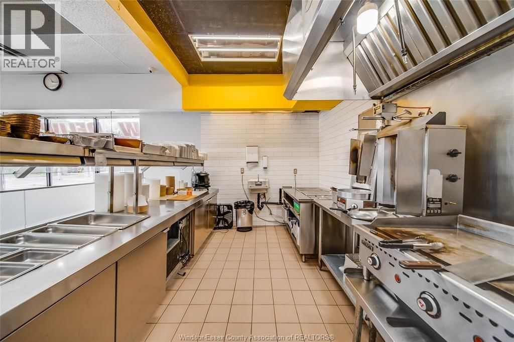 1705 WYANDOTTE STREET WEST Image 14