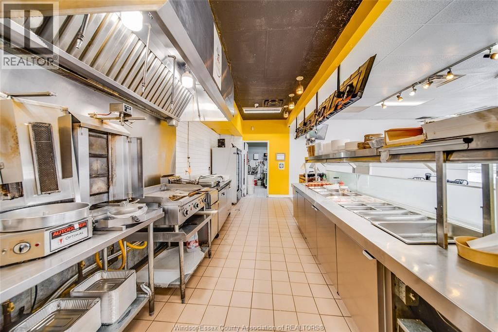 1705 WYANDOTTE STREET WEST Image 16