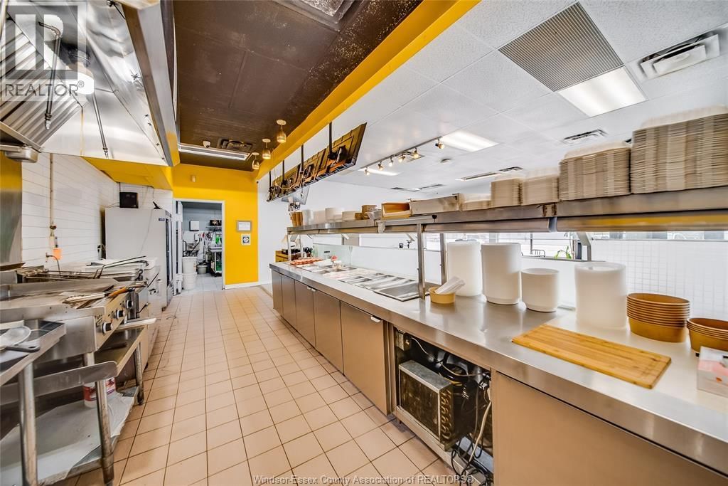 1705 WYANDOTTE STREET WEST Image 17