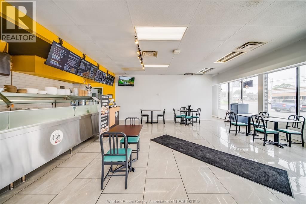 1705 WYANDOTTE STREET WEST Image 19