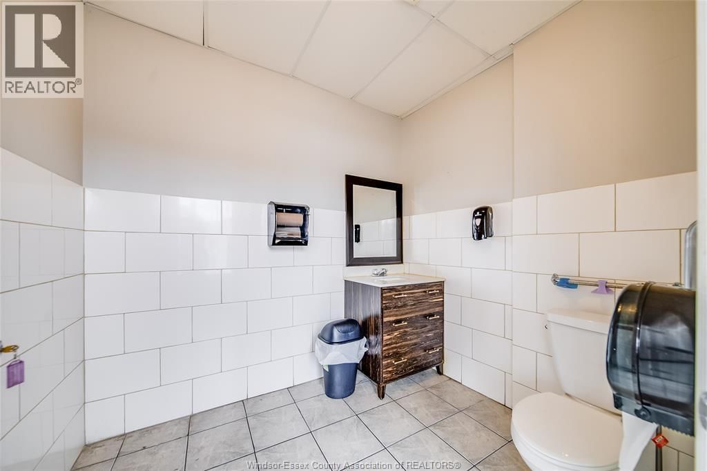 1705 WYANDOTTE STREET WEST Image 22