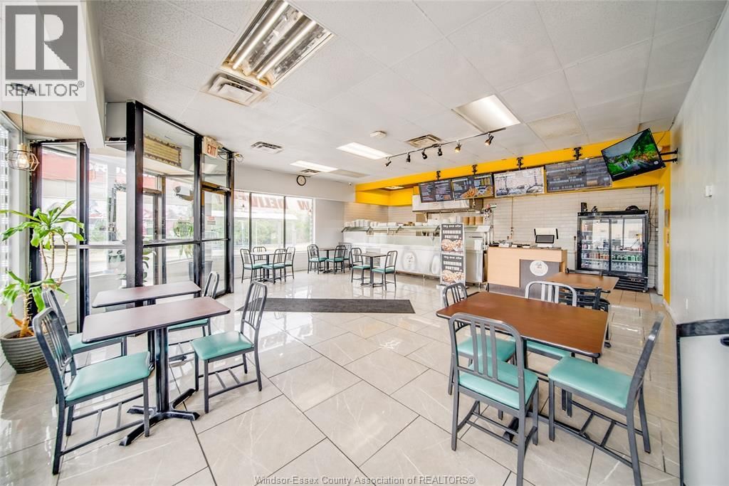 1705 WYANDOTTE STREET WEST Image 4