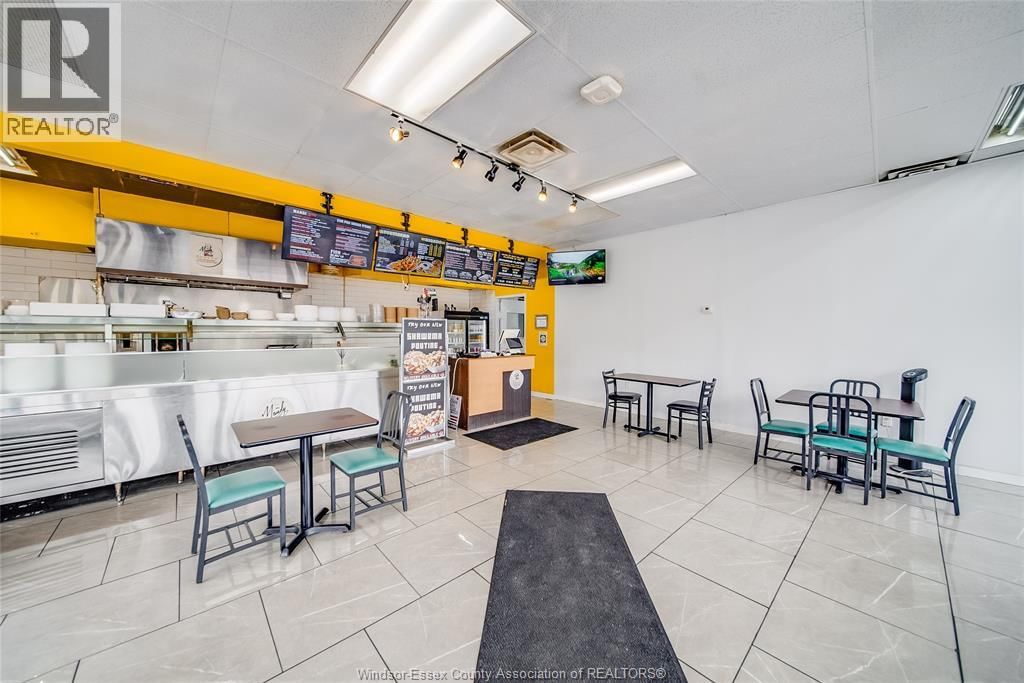 1705 WYANDOTTE STREET WEST Image 5