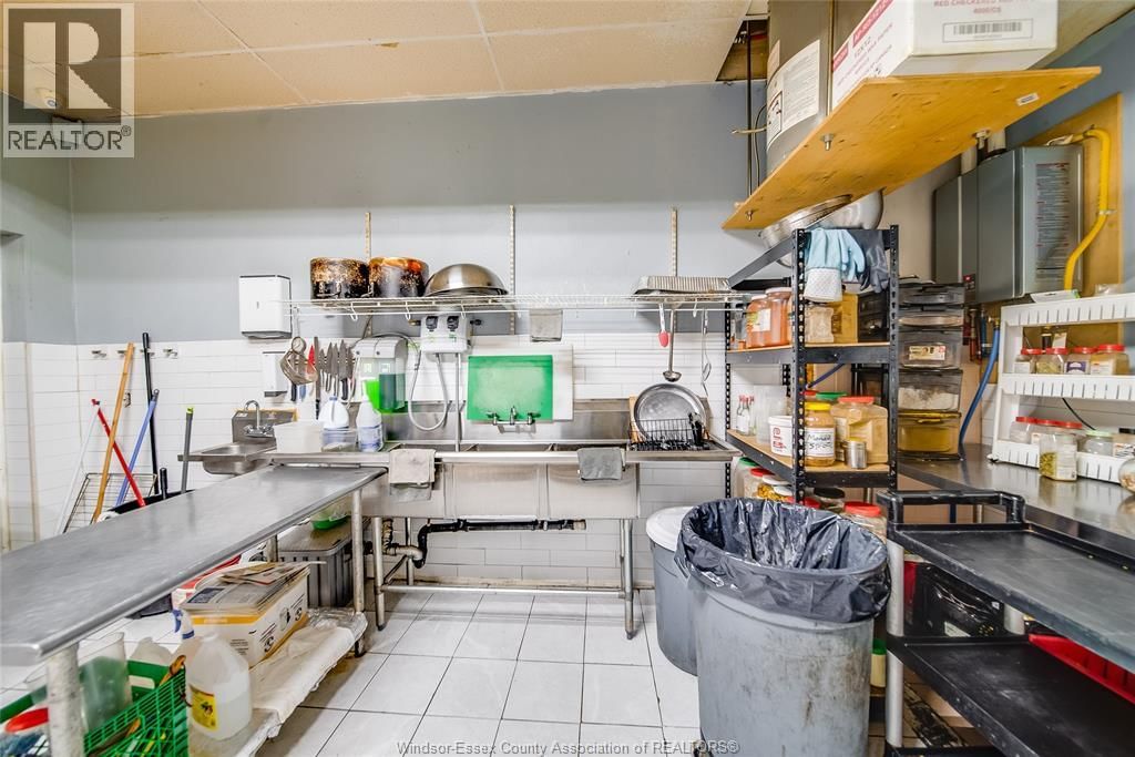 1705 WYANDOTTE STREET WEST Image 8