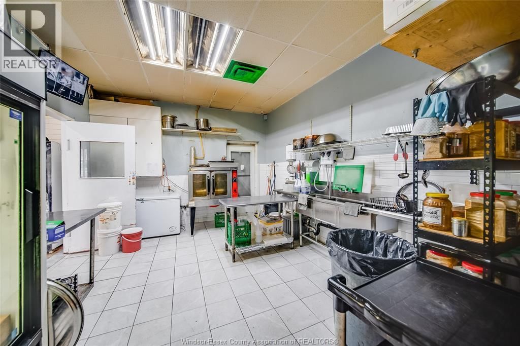 1705 WYANDOTTE STREET WEST Image 9