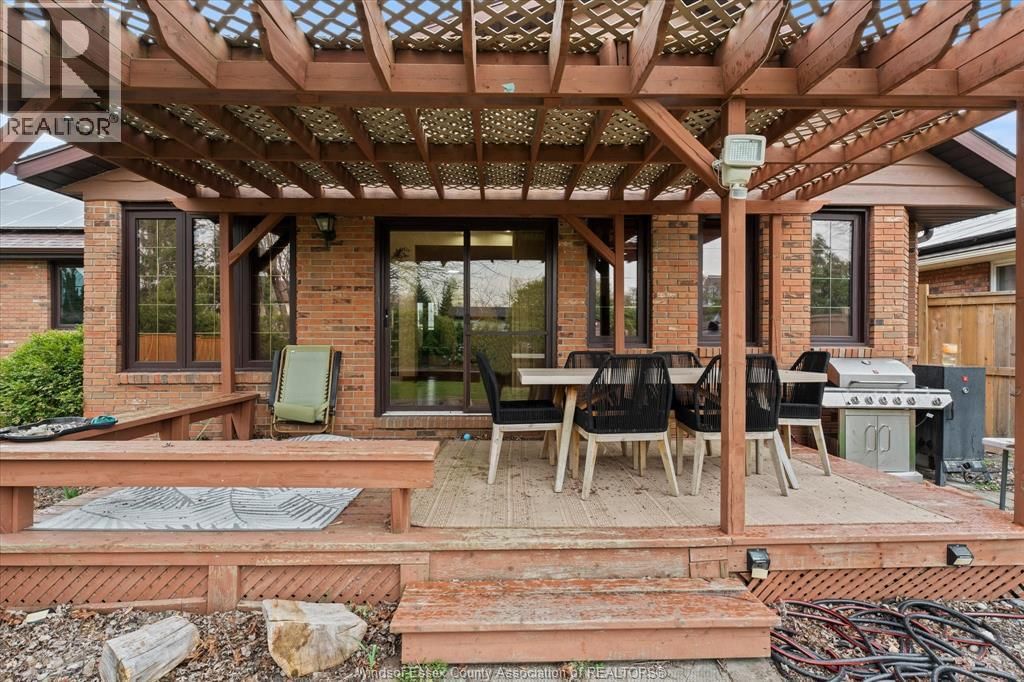 1691 MAPLEWOOD Image 32