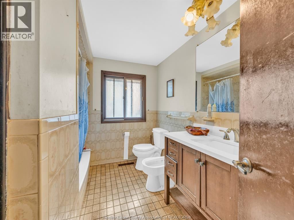 2880 ST. CLAIR AVENUE Image 10