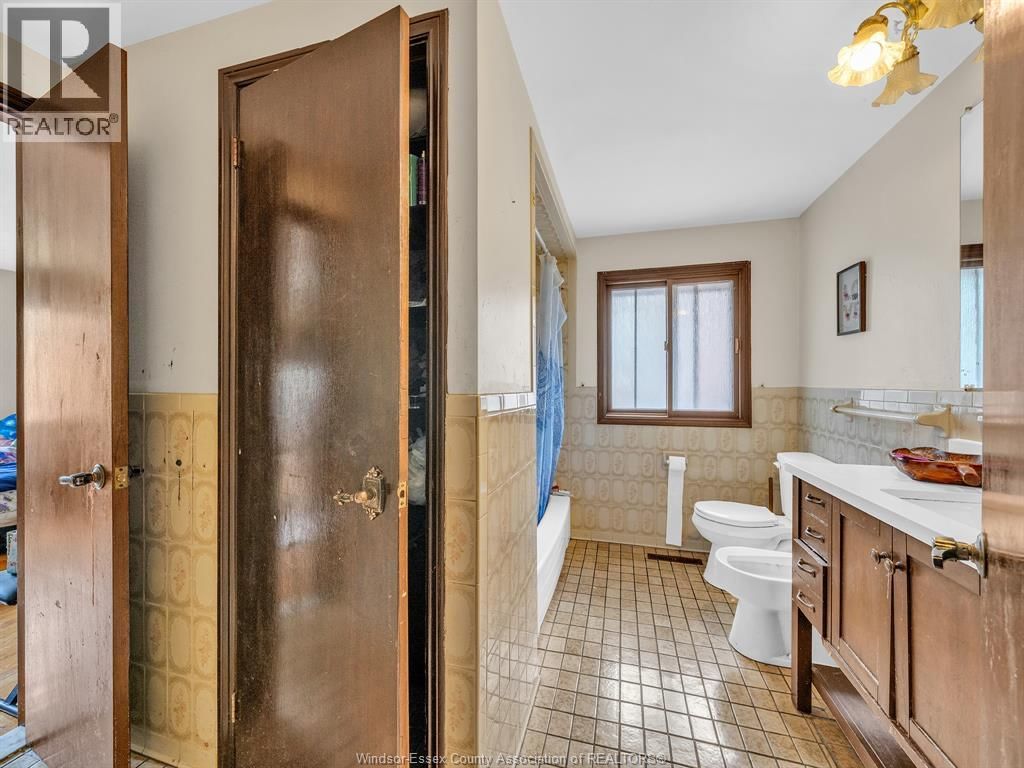 2880 ST. CLAIR AVENUE Image 11