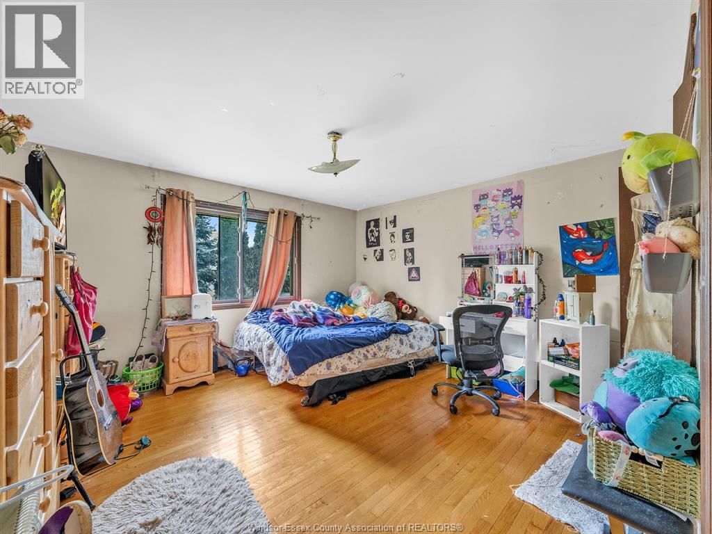 2880 ST. CLAIR AVENUE Image 12