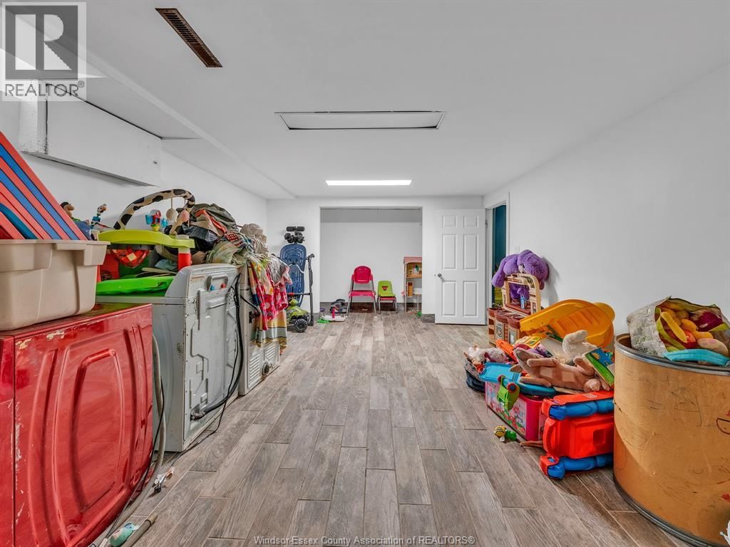 2880 ST. CLAIR AVENUE Image 13