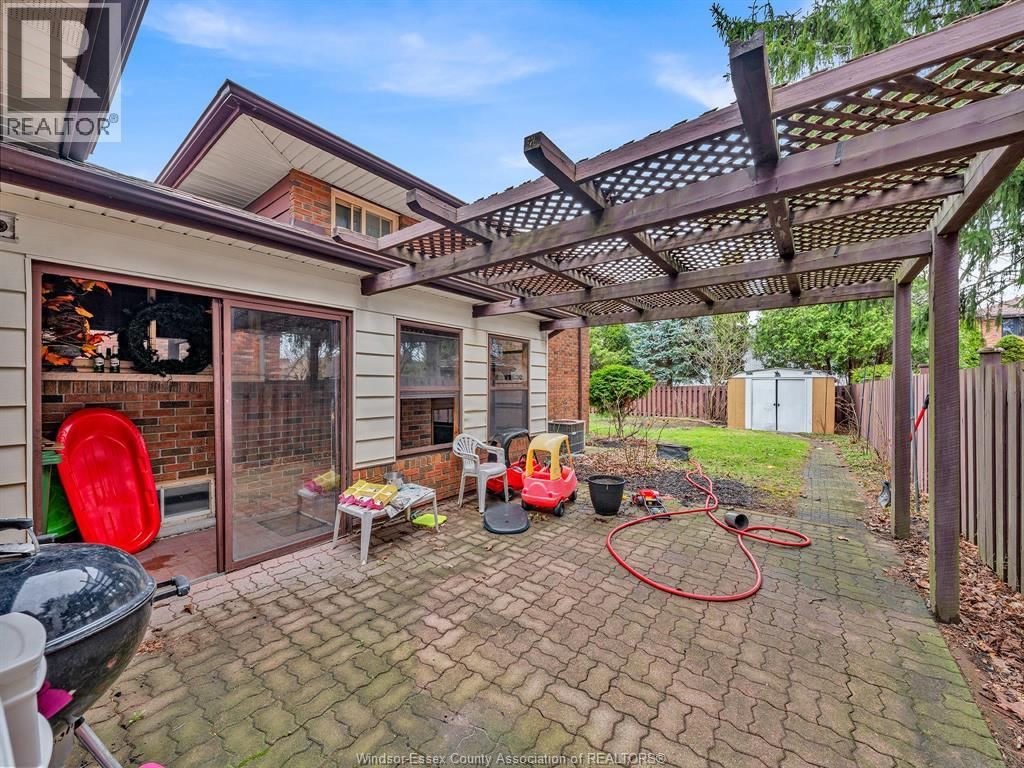 2880 ST. CLAIR AVENUE Image 23