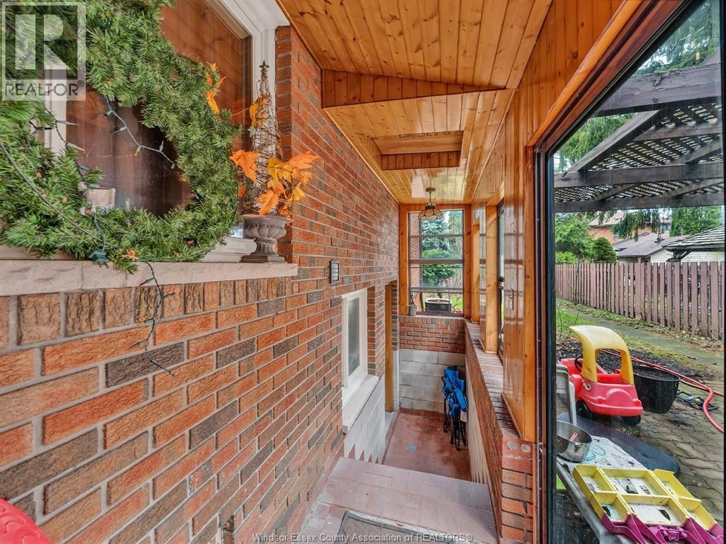 2880 ST. CLAIR AVENUE Image 24