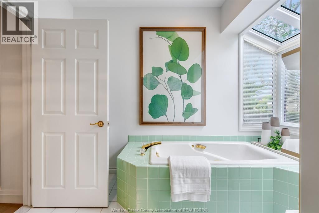 323 TALBOT STREET SOUTH Image 19