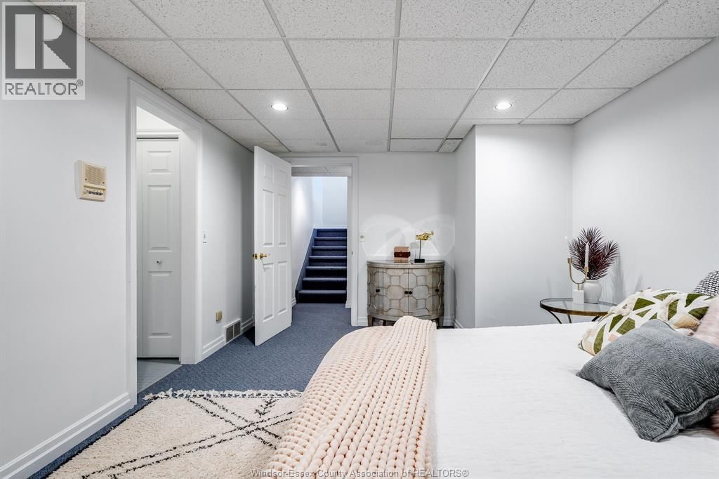 323 TALBOT STREET SOUTH Image 39