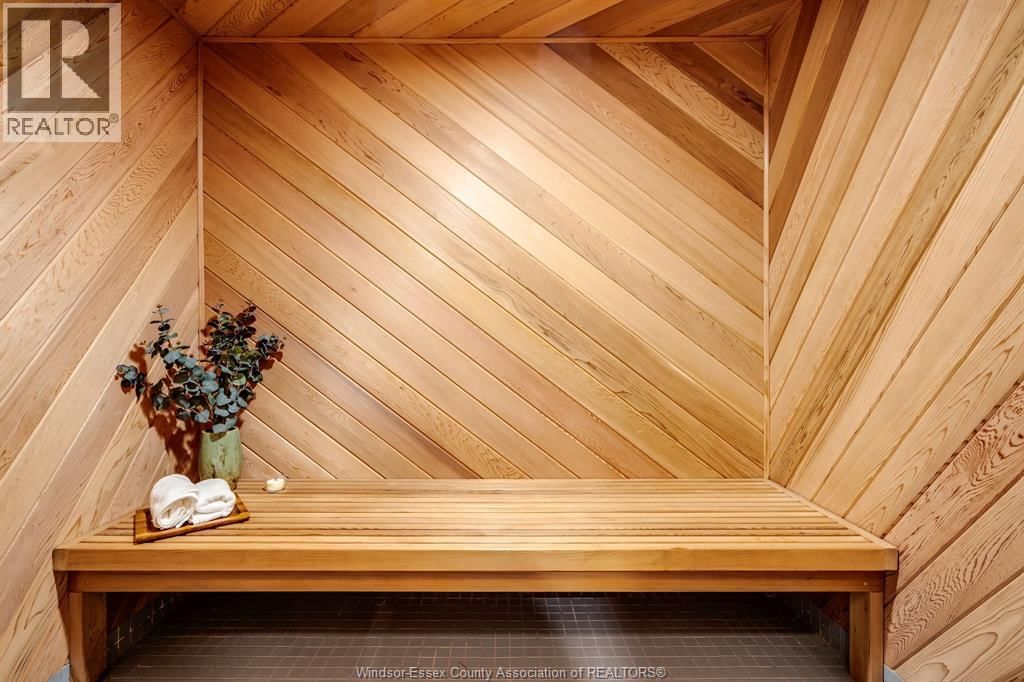 323 TALBOT STREET SOUTH Image 9