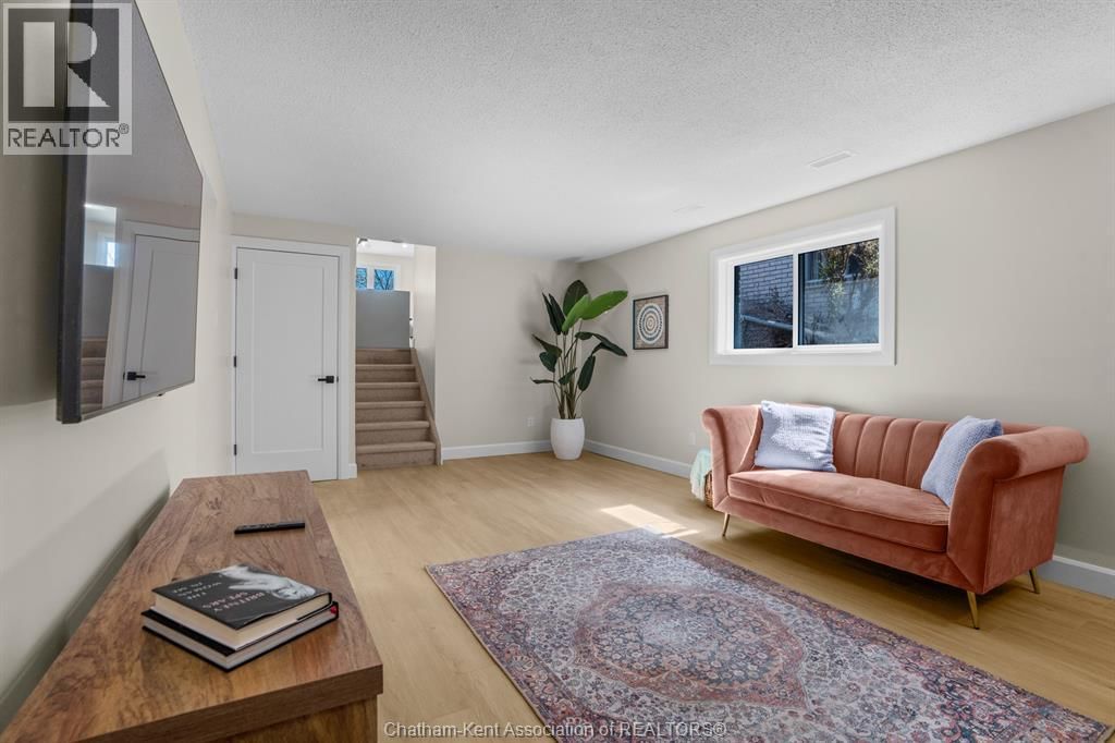 3 ACADEMY CRESCENT Image 14