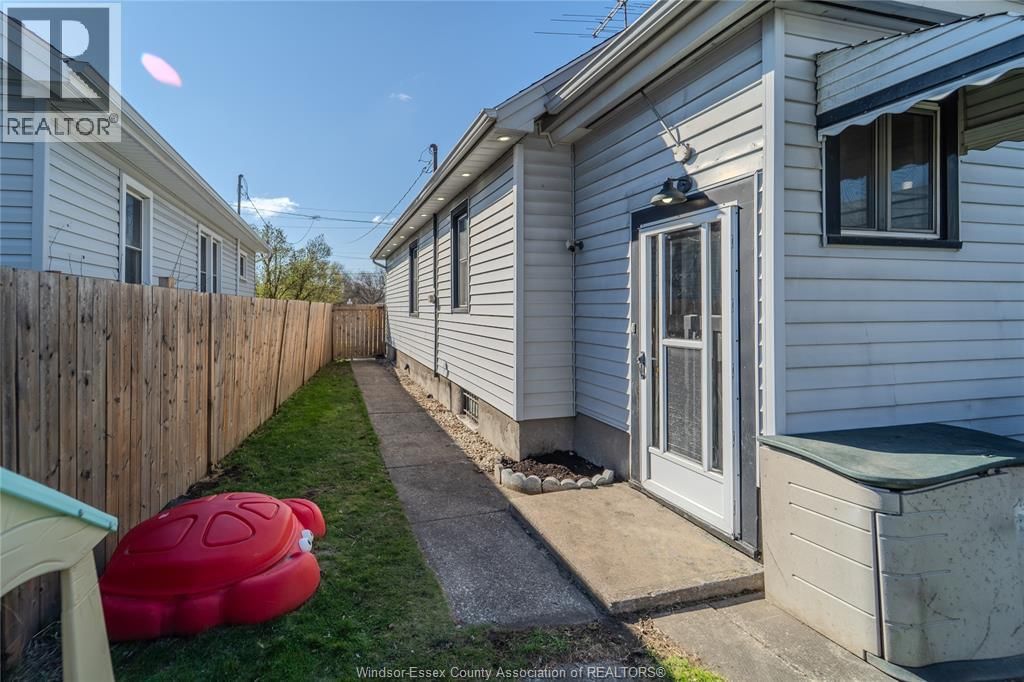 1594 TECUMSEH ROAD WEST Image 33