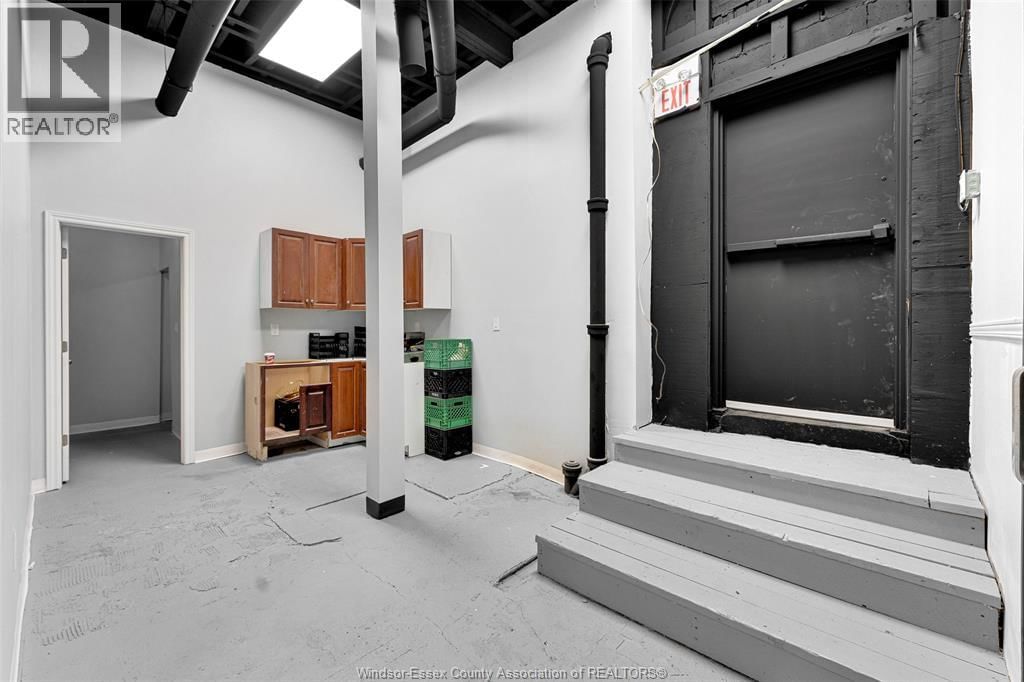 1082 & 109 WYANDOTTE STREET EAST Image 14