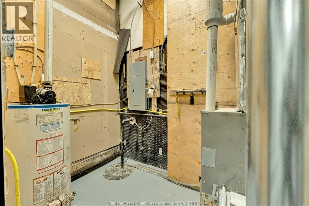 1082 WYANDOTTE STREET EAST Image 16