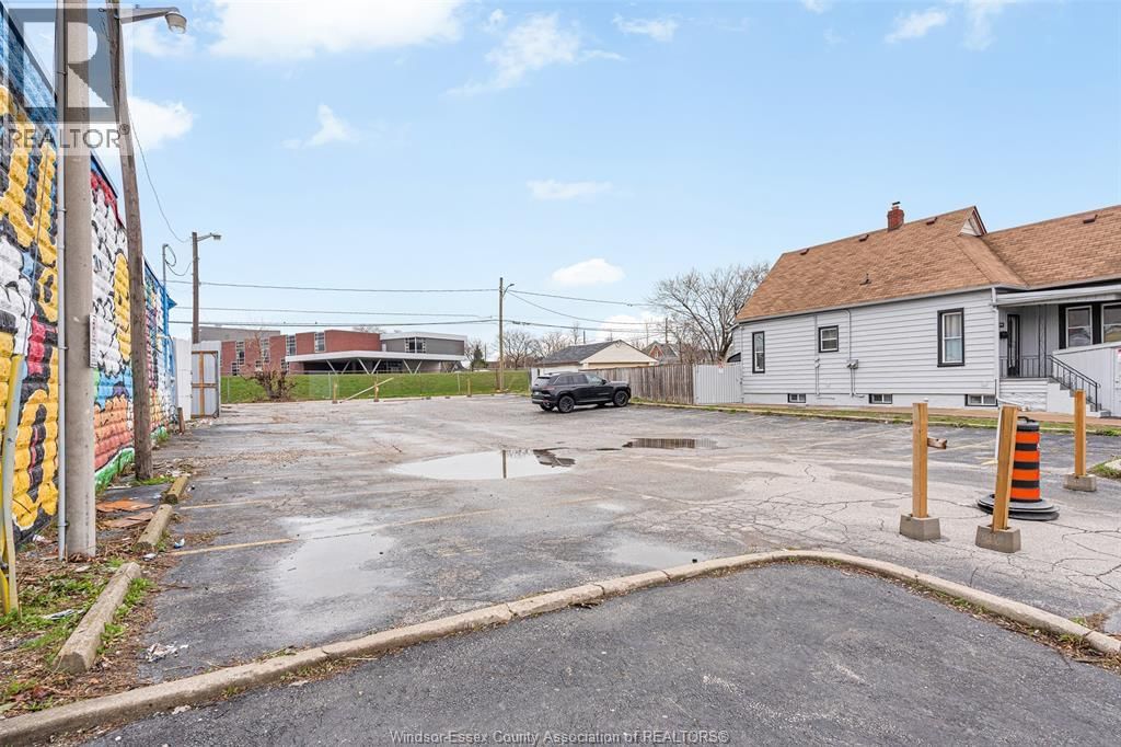 1082 WYANDOTTE STREET EAST Image 19