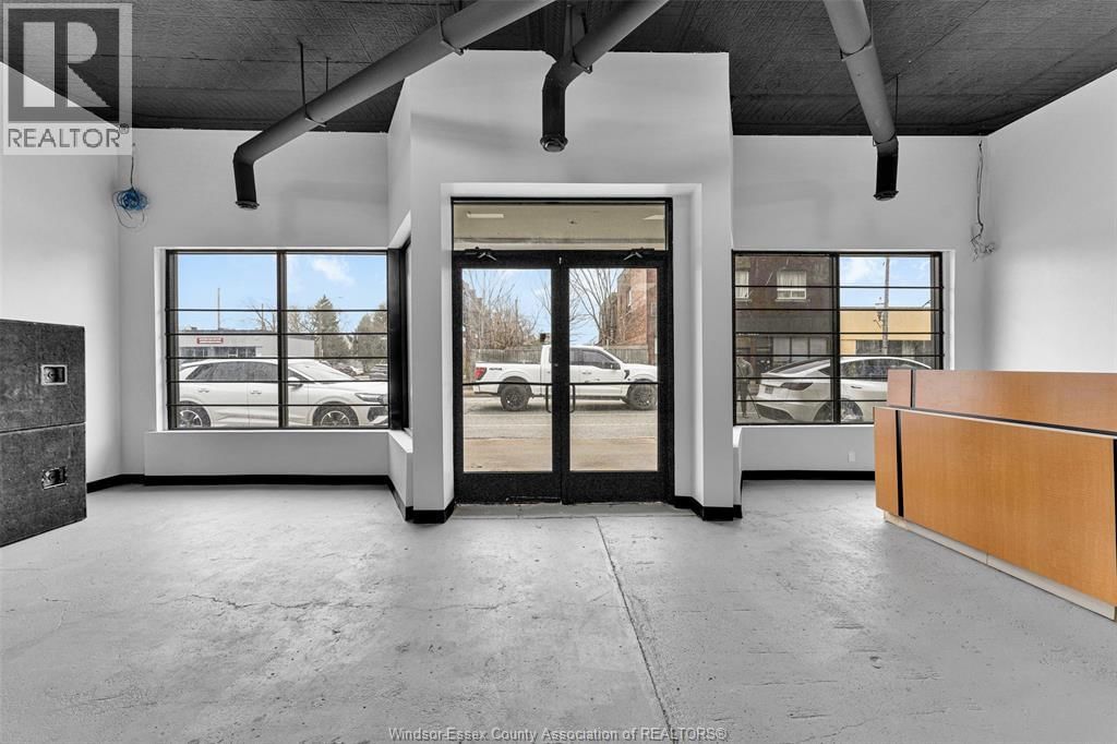 1082 WYANDOTTE STREET EAST Image 4