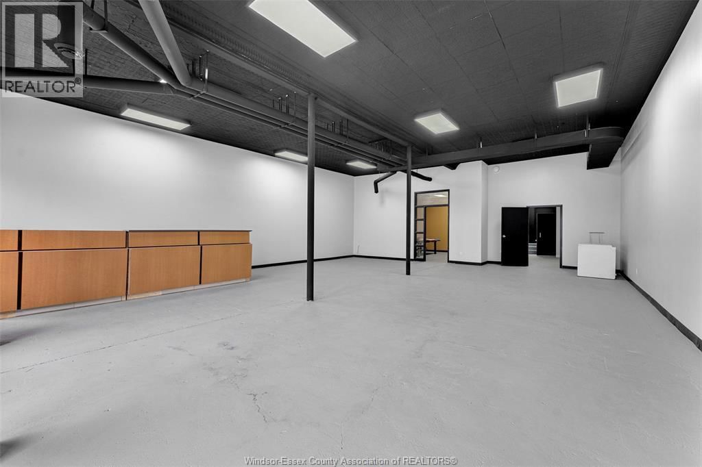 1082 WYANDOTTE STREET EAST Image 5