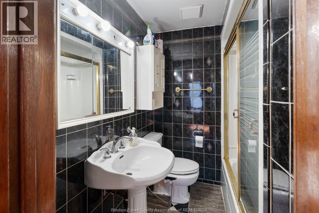 497 CARON AVENUE Image 16