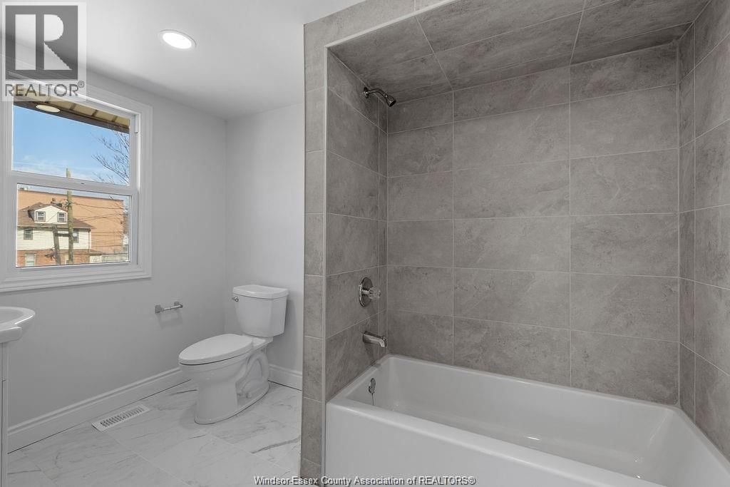 348 CAROLINE Image 17