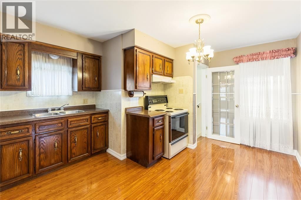 748 ALEXANDER STREET Image 11