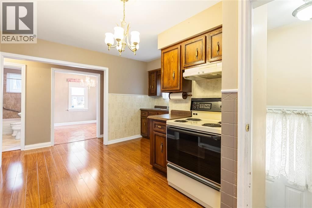 748 ALEXANDER STREET Image 12