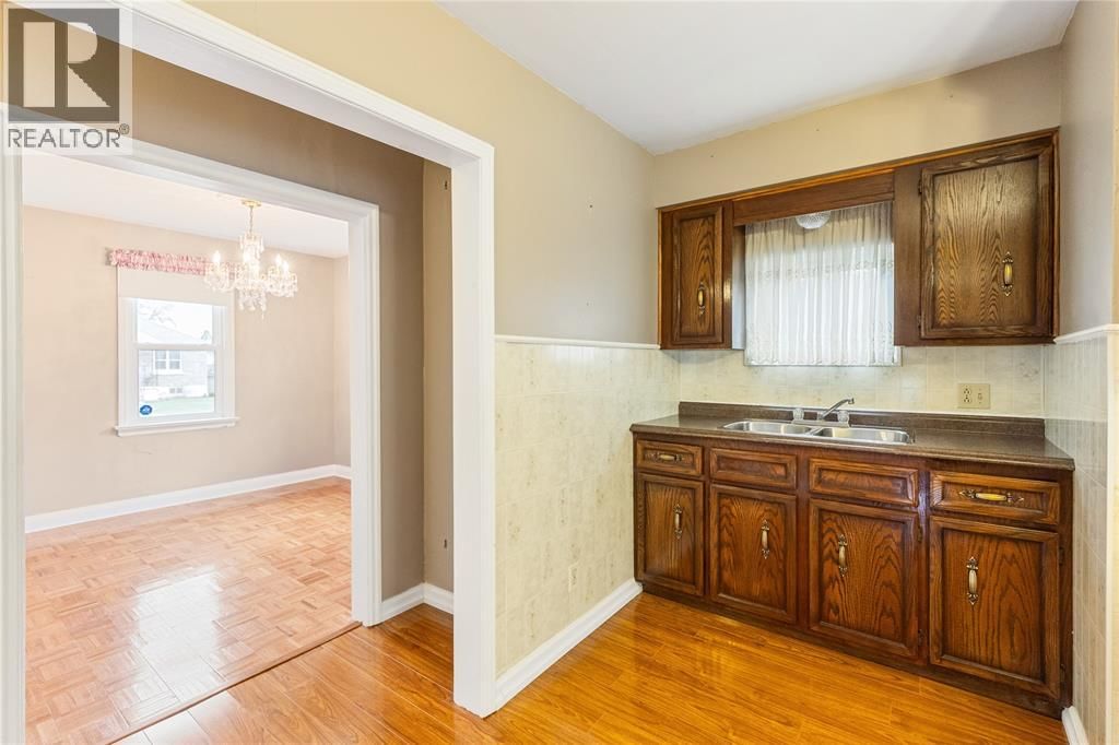 748 ALEXANDER STREET Image 13